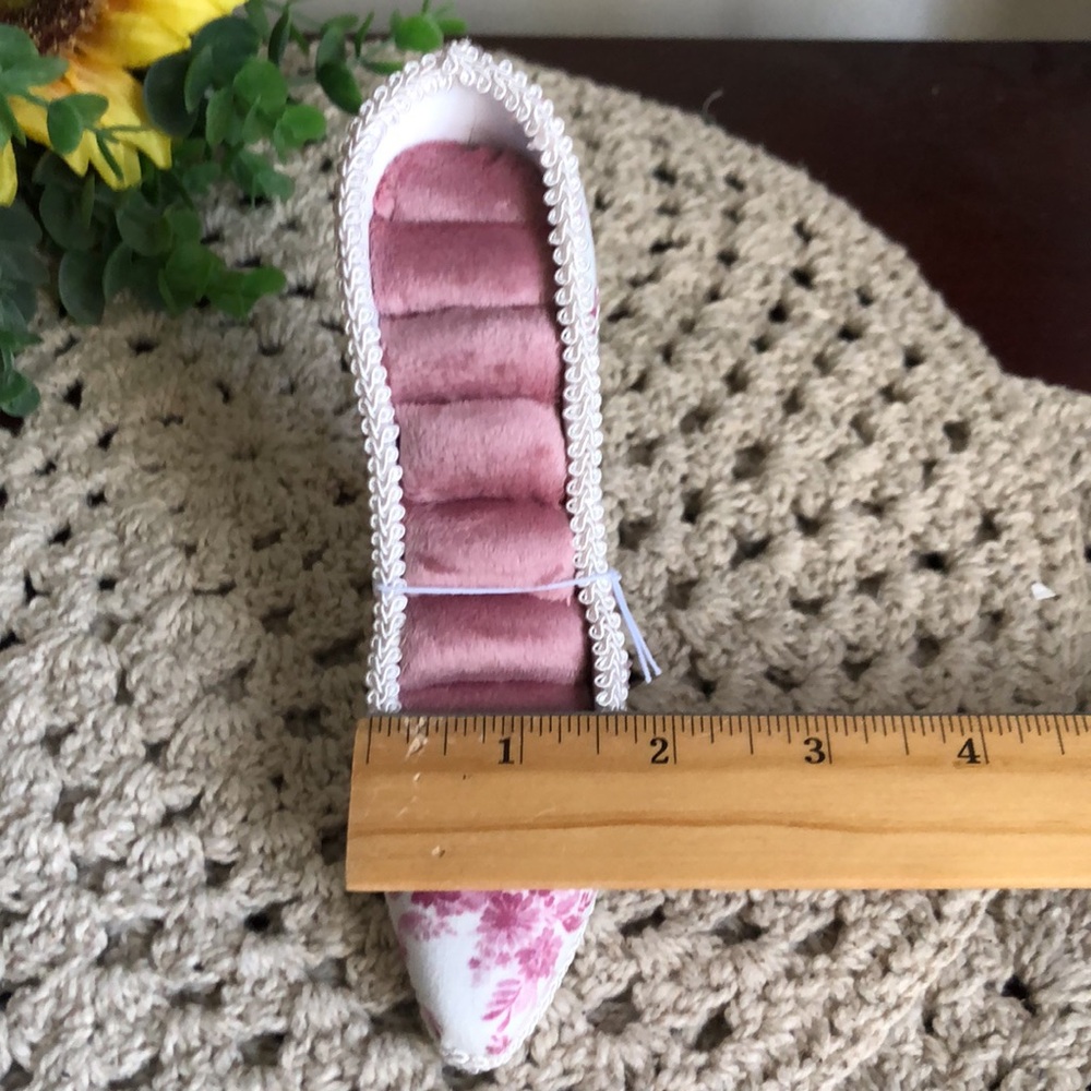 Floral Pink and White High Heel Shoe Shaped Ring Organizer - Picture 7 of 9